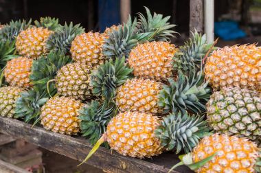Ananas piyasa ahır, birçok satır