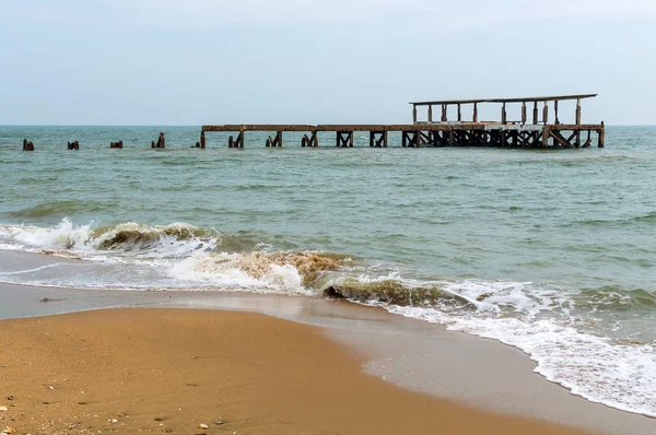 Destroed taş iskele, splash dalga deniz