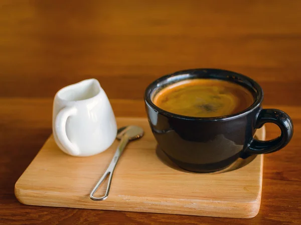 아메리카 노 커피, 숟가락, mi와 어두운 블랙 블루 커피 컵 — 스톡 사진