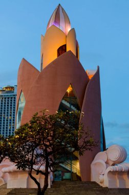Kule Lotus. Nha Trang alacakaranlıkta
