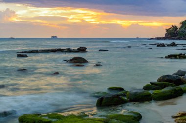 Deniz kenarında Kamboçya'da günbatımı