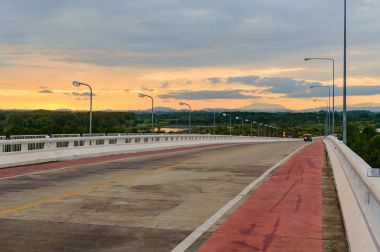 Asfalt yol ile doğal günbatımı doğa manzara arka plan