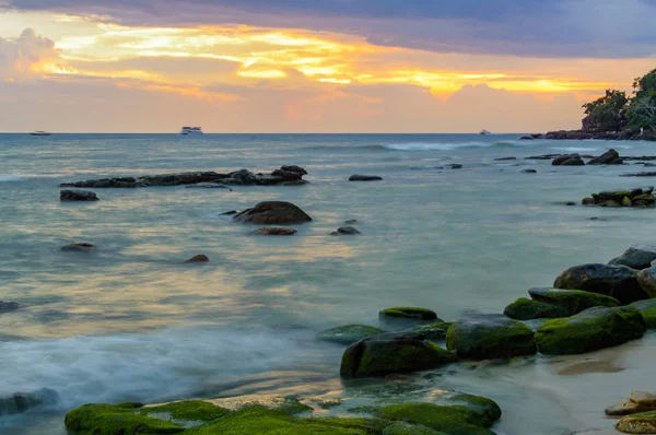 Deniz kenarında Kamboçya'da günbatımı