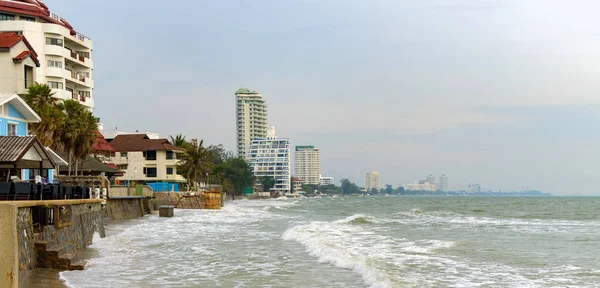 Hua Hin yüksek gelgit kumsalda. Resort otel deniz kenarı, Tayland bulunmaktadır