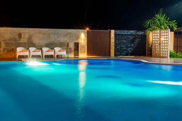 Piscina en un lujoso Caribe, complejo tropical por la noche, al amanecer . — Foto de Stock