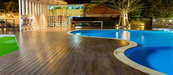 Piscina en un lujoso Caribe, complejo tropical por la noche, al amanecer . — Foto de Stock