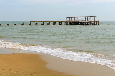 Destroed taş iskele, splash dalga deniz