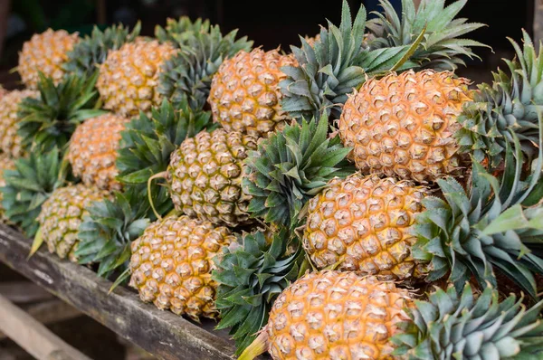 Ananas piyasa ahır, birçok satır