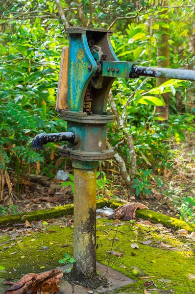 Colonna pompa pressione acqua blu per l'approvvigionamento idrico dal pozzo — Foto Stock