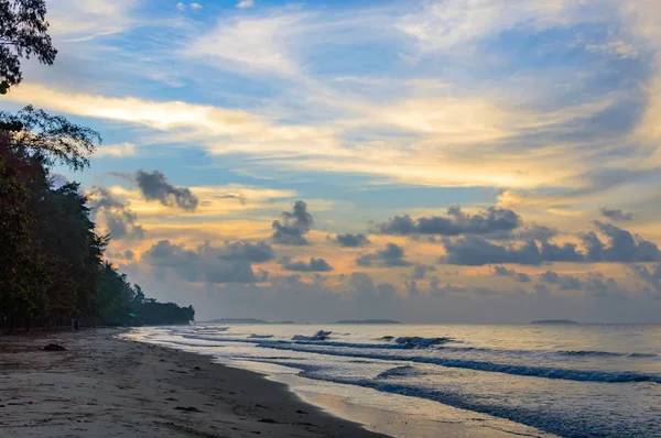 Belo nascer do sol na praia na província da Tailândia — Fotografia de Stock