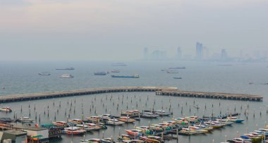 Muhteşem deniz limanı, smog günbatımı zamanı sırasında doğal noktadan Pattaya modern şehir önünde.