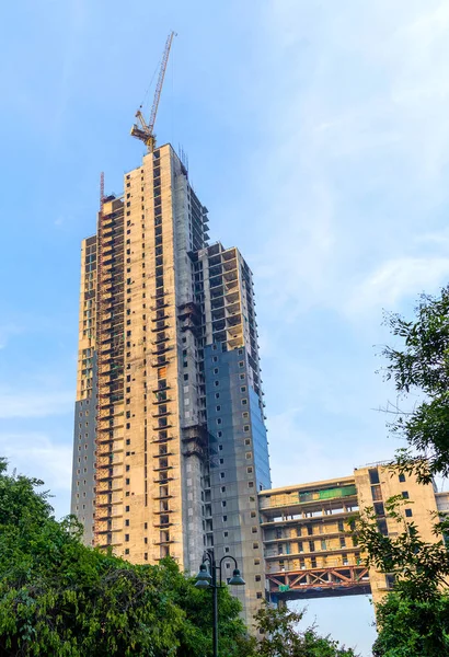 Wolkenkrabber Office Tower Under Construction met kraan in Pattaya — Stockfoto