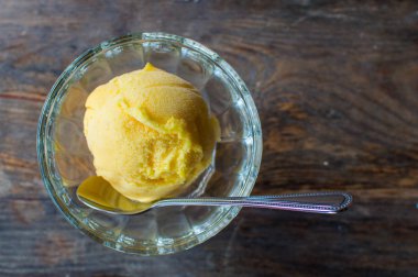 Cam kase lezzetli renk ahşap masa üzerinde dondurma ile