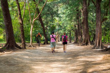 Turistler Leamsala Way Phraya Nakorn mağara, Tayland için iz oluyor. Milli Parkı Khao Sam ROI Yot