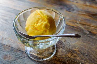 Cam kase lezzetli renk ahşap masa üzerinde dondurma ile