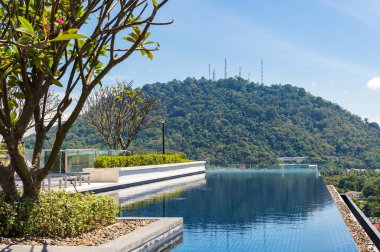 Güzel manzaralı çatı katı terasında yüzme havuzu