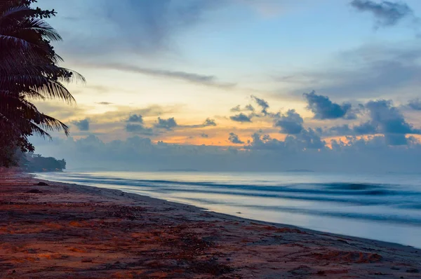 Belo nascer do sol na praia na província da Tailândia — Fotografia de Stock