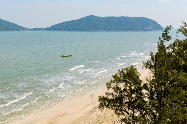 Spiaggia tropicale di sabbia bianca nel parco nazionale Khao Sam Roi Yot, Thailandia — Foto Stock