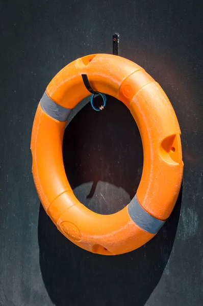 Boia salva-vidas laranja na parede perto da piscina — Fotografia de Stock