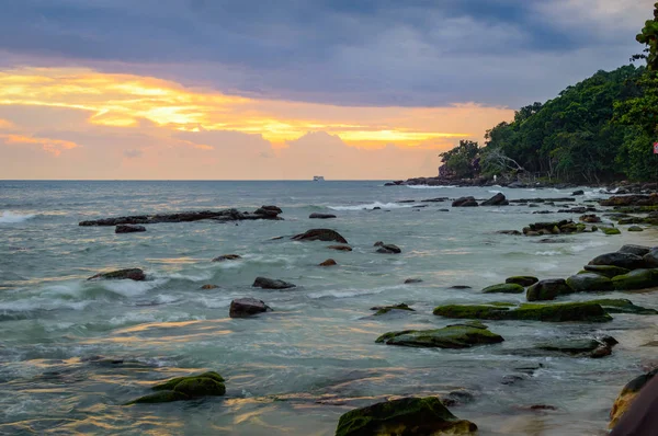 Coucher de soleil au Cambodge au bord de la mer — Photo