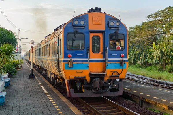 El tren llega a la estación de tren de Lamae por la mañana, Tailandia —  Fotos de Stock