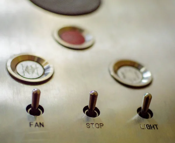 ปุ่มเก่าของแผงควบคุมลิฟต์ในสไตล์อนาล็อกย้อนยุค — ภาพถ่ายสต็อก