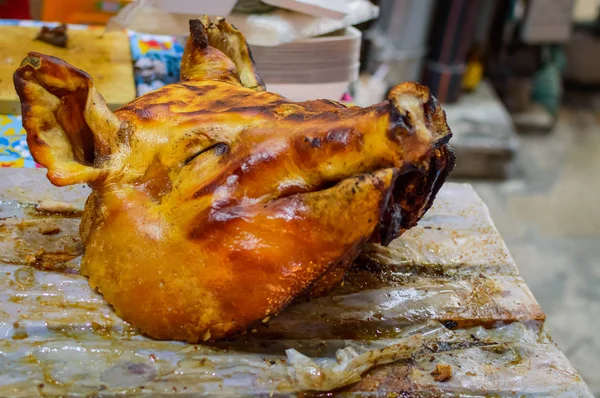 Cabeça de porco assado. Cabeça de porco assado. Carne de porco grelhada — Fotografia de Stock