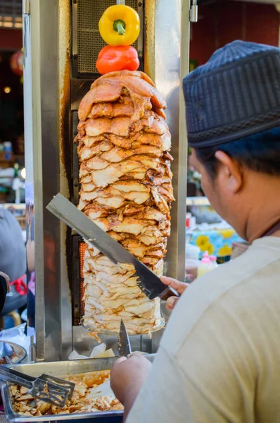 Corte de galinha comida turca Doner Kebab na comida de rua — Fotografia de Stock