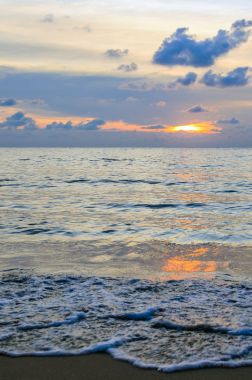 Deniz dalgaları üzerinde altın gün doğumu günbatımı