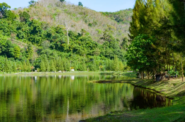 Tropische Landschaft, See und Hügel im Distrikt Kathu auf Phuket — Stockfoto