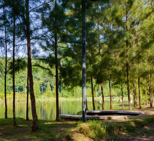 Tropische Landschaft, See und Hügel im Distrikt Kathu auf Phuket — Stockfoto