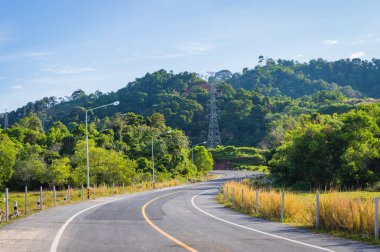 Eğri yolu üzerinden Dağları'nda mavi gökyüzü