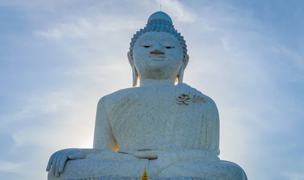 Estatua de mármol blanco del Gran Buda sobre fondo azul del cielo — Foto de Stock