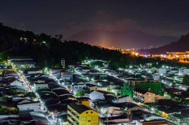 Yüksek binadaki görünüm, gece zamanında Amphoe Kathu 'a bakın, Phuke