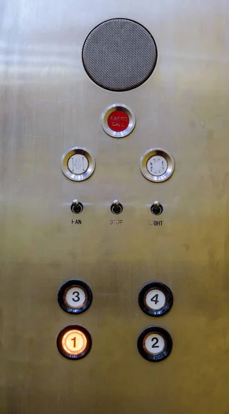 ปุ่มเก่าของแผงควบคุมลิฟต์ในสไตล์อนาล็อกย้อนยุค — ภาพถ่ายสต็อก