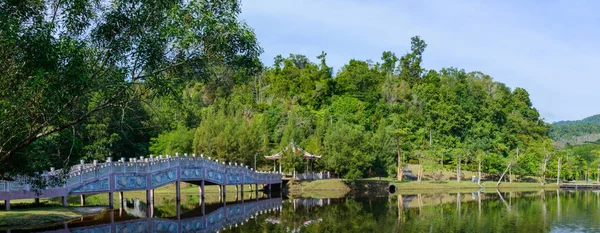 Öğleden sonra refleks su tropikal bölgede gölde pavilion Tayland ile — Stok fotoğraf