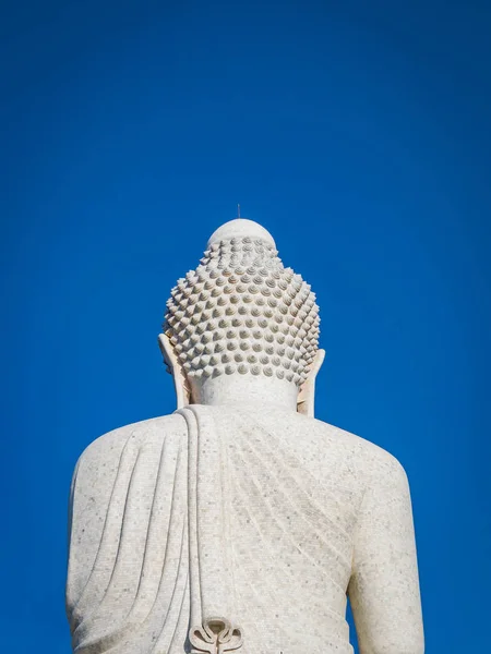 Widok z tyłu z biały marmurowy posąg Wielkiego Buddy na tle niebieskiego nieba — Zdjęcie stockowe