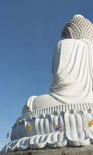 Vista trasera de la estatua de mármol blanco del Gran Buda sobre fondo azul del cielo — Foto de Stock