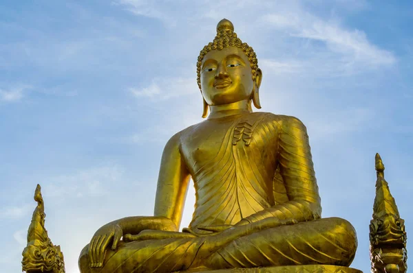 Estatua dorada de Buda sobre fondo azul del cielo — Foto de Stock