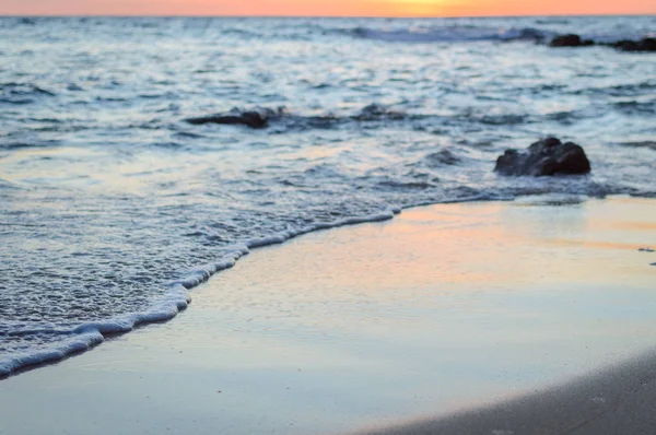 Onda del mare sulla spiaggia di sabbia. Ore di mare al tramonto — Foto Stock