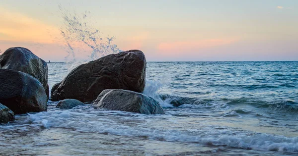 在碰石头海波浪飞溅 — 图库照片