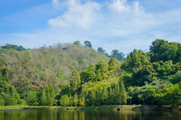 Paisaje tropical, lago y colinas en el distrito de Kathu en Phuket —  Fotos de Stock