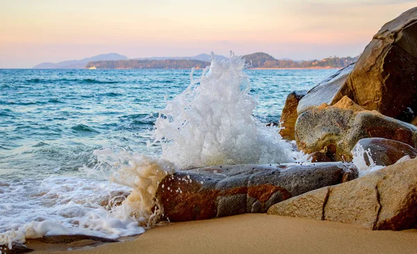 Taş karşı denizde dalga sıçrama