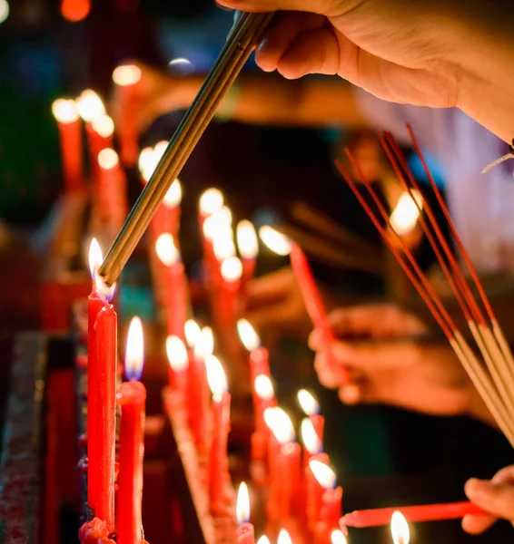 Tapınak Çince kırmızı mum yakma