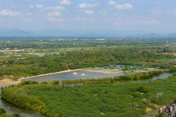 Vue du sommet du temple de montagne sur le sommet de la colline Khao Chong Krachok dans la ville de Prachuap Khiri Khan, Thaïlande — Photo