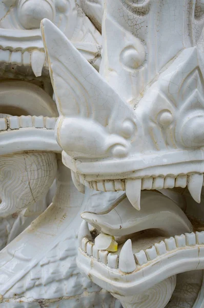 Fragmento de naga de cerámica blanca estatua de serpiente en la escalera del templo — Foto de Stock