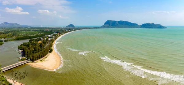 Вид з вершини гори temple на вершині Чонг Хао Krachok Hill в місто з Prachuap Khiri Хана, Таїланд — стокове фото