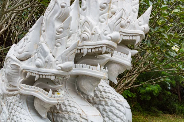 Estatua de serpiente naga cerámica blanca en la escalera del templo — Foto de Stock