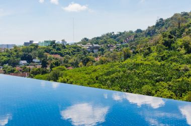 Üst çatı yüzme havuzu