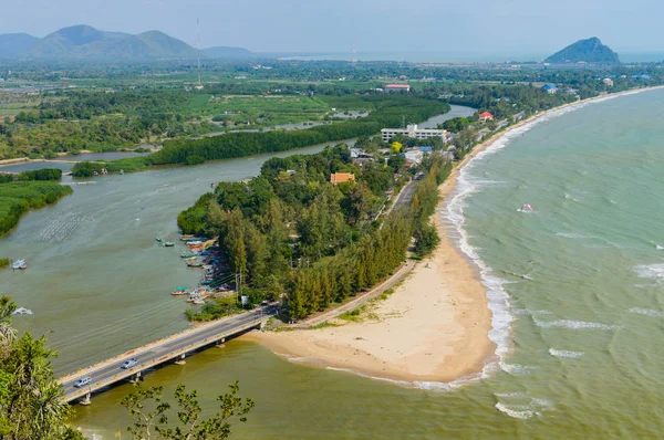 Nézd meg a tetején a hegyi templom tetején Khao Chong Krachok domb, a város, Prachuap Khiri Khan, Thaiföld — Stock Fotó